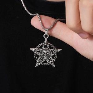 Collier pentagramme gothique avec crâne en argent vieilli sur vêtement noir