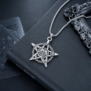 Gros plan détaillé du pendentif tête de mort pentagramme sur une chaîne box chic