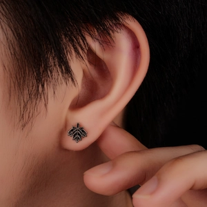 Vintage maple leaf stud earring in black stainless steel for men and women