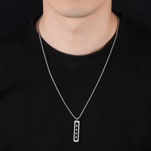 Detail einer Titanstahlkette für Herren mit rechteckigem Perlenanhänger an einem Modell