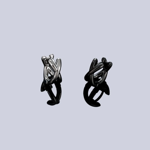 Orecchini a perno geometrici intrecciati minimalisti in argento lucido e nero canna