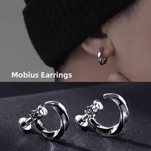 Détail macro et vue portée des boucles d'oreilles Mobius à vis argentées sans perçage