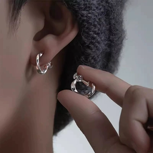Vue détaillée des boucles d'oreilles Mobius avec fermoir à vis et texture métallique torsadée