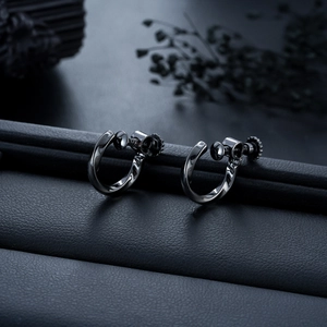 Détail de clips d'oreilles Mobius noirs à vis pour hommes avec une finition métal poli