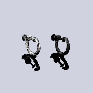 Boucles d'oreilles Mobius torsadées en argent et gunmetal avec vis ajustable