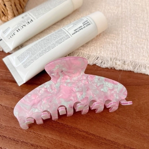 Pince à cheveux en acétate marbré rose et blanc pour une coiffure élégante