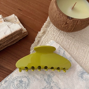 Elegant olive green acetate hair claw clip with a glossy finish for a minimalist chic style