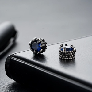 Dunkle Metall-Ohrstecker für Herren im Drachenkrallen-Design mit blauem Edelstein