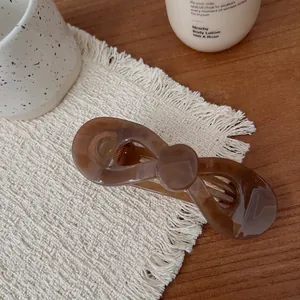Eleganter bernsteinfarbener Haarclip mit Schildpattmuster und modernem Dreh-Design