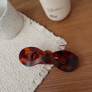 Eleganter Haarklammer aus Harz in Schildpatt-Optik mit minimalistischem Schleifen-Design
