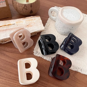 Pinces à cheveux élégantes de 7cm avec design lettre B en cinq couleurs variées