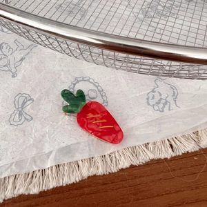 Pince à cheveux carotte en acétate avec corps rouge vif et feuilles vertes