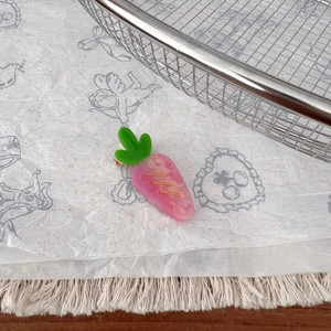Barrette carotte mignonne en acétate avec texture marbrée rose et détail de feuille