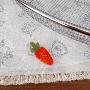Pince à cheveux mignonne en forme de carotte en acétate orange avec des feuilles vertes