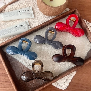 Elegant 10.5cm bow hair claw clips set in five versatile colors on a vintage tray