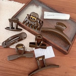 Beech Brown Hair Claw Clip For Women Hollow Out Geometric Shark Clip Elegant Wood Grain Styling Hair Accessories
