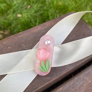 Pink resin tulip hair clip with glitter flower and white pearl decoration for women