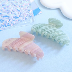 Grandes pinces à cheveux en acétate marbré rose et vert menthe pour un style estival
