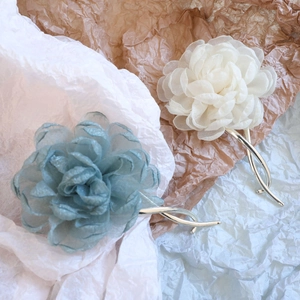 Elegante Organza-Blumen-Haarspangen in Hellblau und Creme mit silberner Metallbasis
