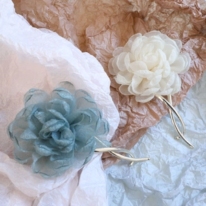 Detailansicht von Organza-Blumen-Haarclips mit eleganter silberner Metall-Zweigbasis