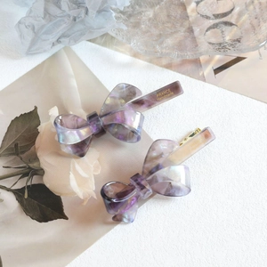 Détail des barrettes à cheveux en acétate fait main avec texture de marbre violet