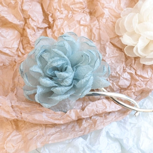 Eleganter hellblauer Organza Blumen Haarchip mit metallischer Haarspange für das Sommer-Styling