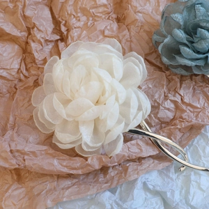 Handgefertigte Organza Kamelienblüte Haar Twist Clip Legierung Faule Haarlockenwickler Haarschmuck Für Damen Stoff Clip