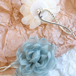 Set aus Organza-Kamelien-Haarspangen in Beige und Blau mit metallischem Twist-Design