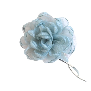 Eleganter hellblauer Organza Kamelie Haarclip und Haarnadel mit Stoffblütenblättern