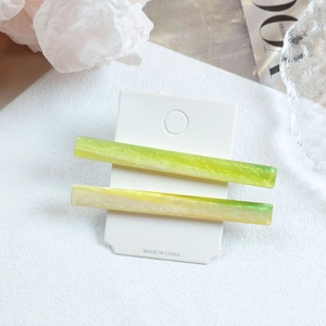 Elegant set of two marble texture acetate hair clips in gradient yellow and green tones