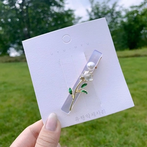 Eleganter lila Entenschnabel-Haarclip im koreanischen Stil mit weißer Rose und Perle