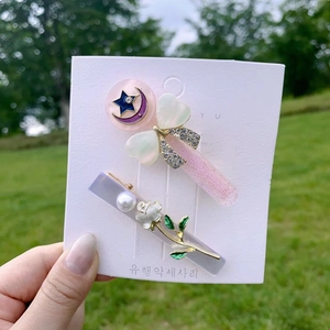 Detailaufnahme der koreanischen Blumen- und Stern-Mond-Haarspangen auf einer Karte