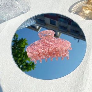 Detailansicht der Haarspange aus rosa Acetat mit Marmormuster und Gelee-Textur