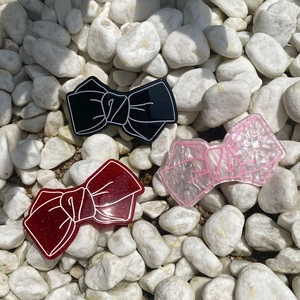 Detailansicht von Y2K-Haarspangen in Schwarz, Rot glitzernd und Perlmutt-Rosa aus Acetat