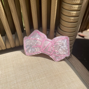 Detailansicht der perlmuttfarbenen Y2K-Herz-Haarklammer mit leuchtend rosa Umrissen