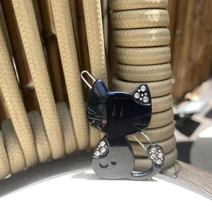 Detailaufnahme einer schwarzen Katzen-Haarklammer aus Acetat mit glitzernden Strasssteinen
