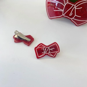 Detailliertes Set aus roten Glitzer-Haarspangen mit einer großen und zwei kleinen Haarspangen