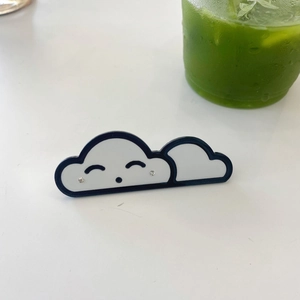 Detail einer weißen Acetat-Wolken-Haarspange mit Smiley und kleinen Strasssteinen