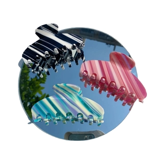 Grandes pinces à cheveux Y2K en acétate avec motifs rayés en rose, bleu et noir-blanc