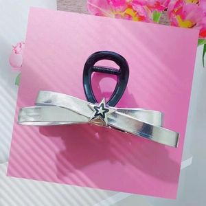 Pince à cheveux noeud argenté métallique avec étoile et accents violet foncé chic