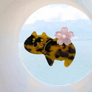 Detail der Katzen-Haarklammer aus Acetat mit rosa Kirschblüte und kleiner Perle