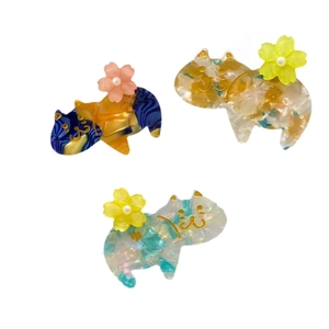 Set mit drei süßen Acetat-Katzen-Haarspangen mit Marmortextur und Perlenblumendetails