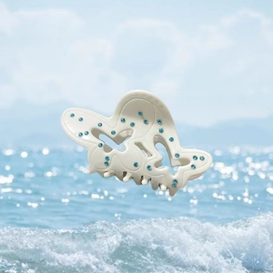 Pince à cheveux papillon élégante avec strass bleus sur acrylique crème pour l'été chic