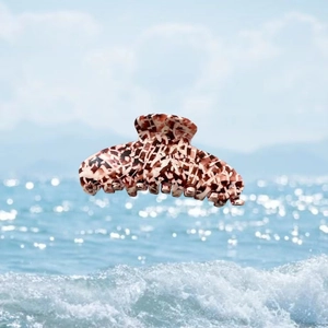 Grande pince à cheveux en acétate avec motif écaille de tortue sur fond océan
