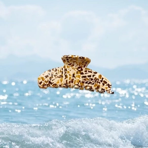 Détail d'une grande pince à cheveux en acétate avec motif écailles de tortue sur vagues