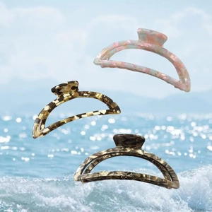 Three-piece set of acetate hair claws in pink marble, leopard print and dark coffee marble