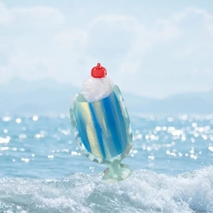 Detail einer Haarklammer aus Acetat in Form eines blauen Eisbechers mit Kirsche