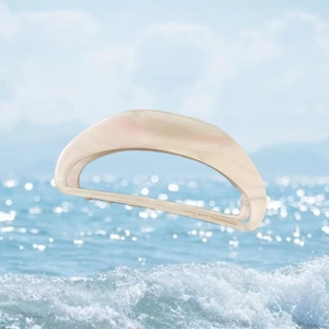 Eleganter Haarclip aus Elfenbein-Marmor-Acetat mit Amy Bear Gravur über Wasserlandschaft
