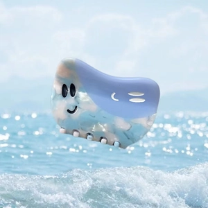 Pince à cheveux en acétate marbré bleu avec motif smiley sur fond de plage ensoleillé
