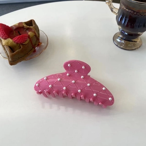 Pince à cheveux rose matelassée avec perles dans un décor de pause thé élégant